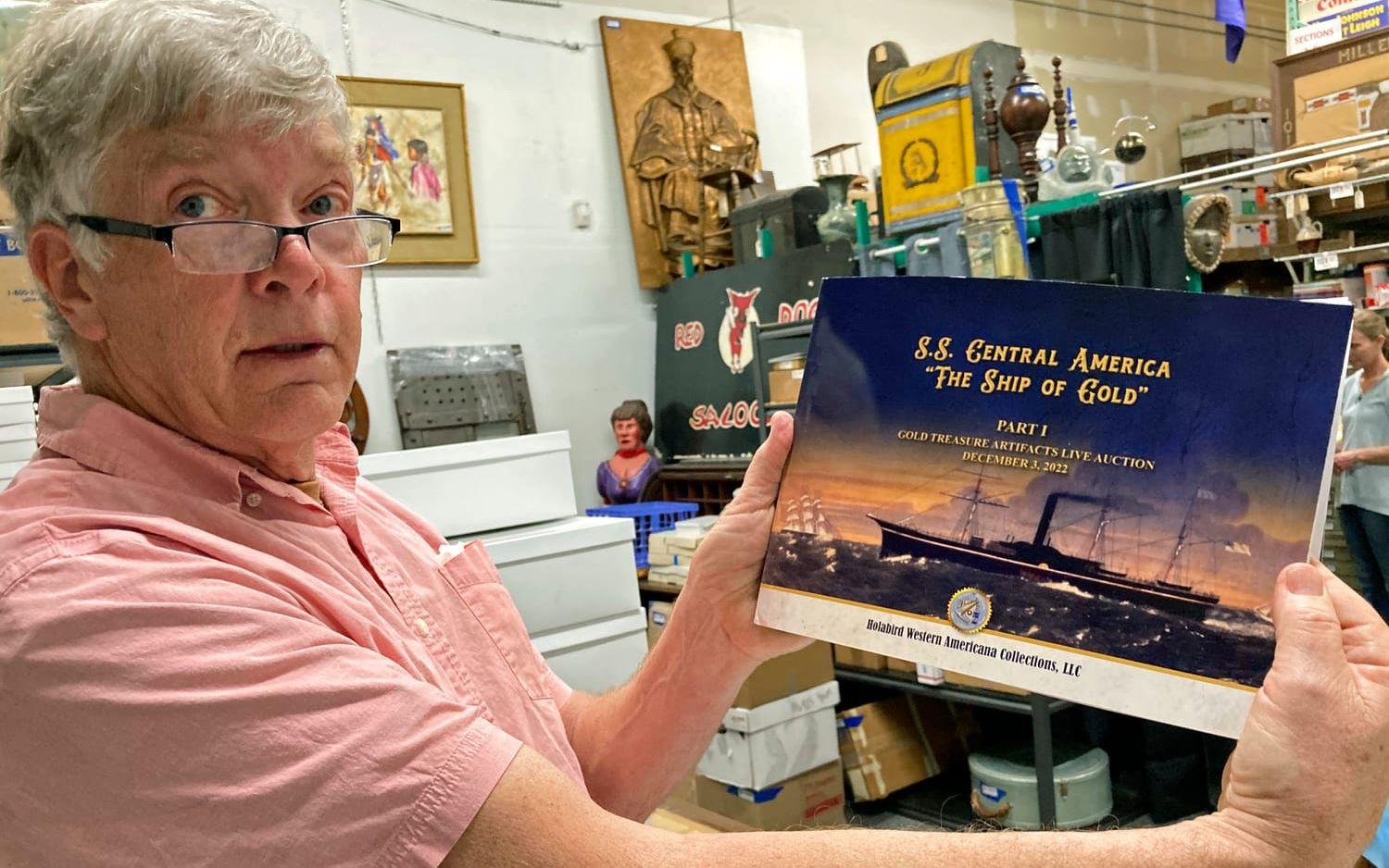 Fred Holabird visar upp auktionskatalogen i Reno.