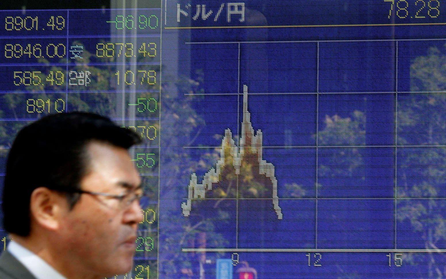Japanska regeringen hotar att stödköpa yen i energiprischockens spår. Arkivbild
