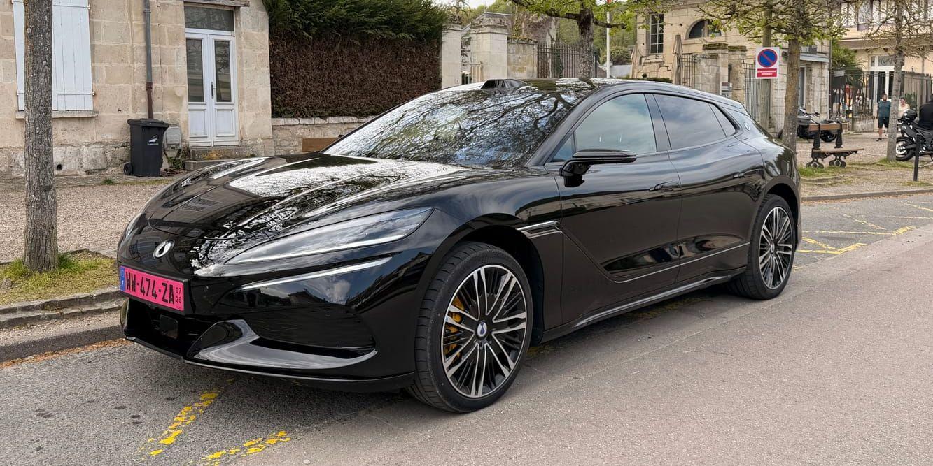 En svart Denza Z9 GT parkerad vid sidan av en väg.