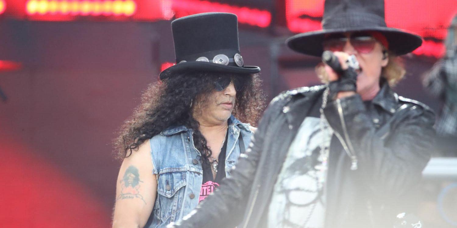 Slash och Axl i Guns N' Roses uppträder på Ullevi i somras. Arkivbild.