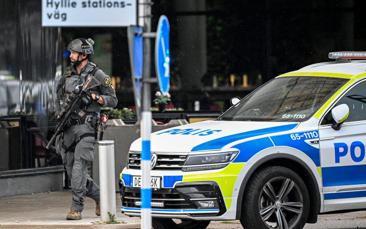 Polisens insatsstyrka på plats utanför Emporia i Malmö efter dödsskjutningen inne i köpcentret den 19 augusti förra året. Arkivbild.