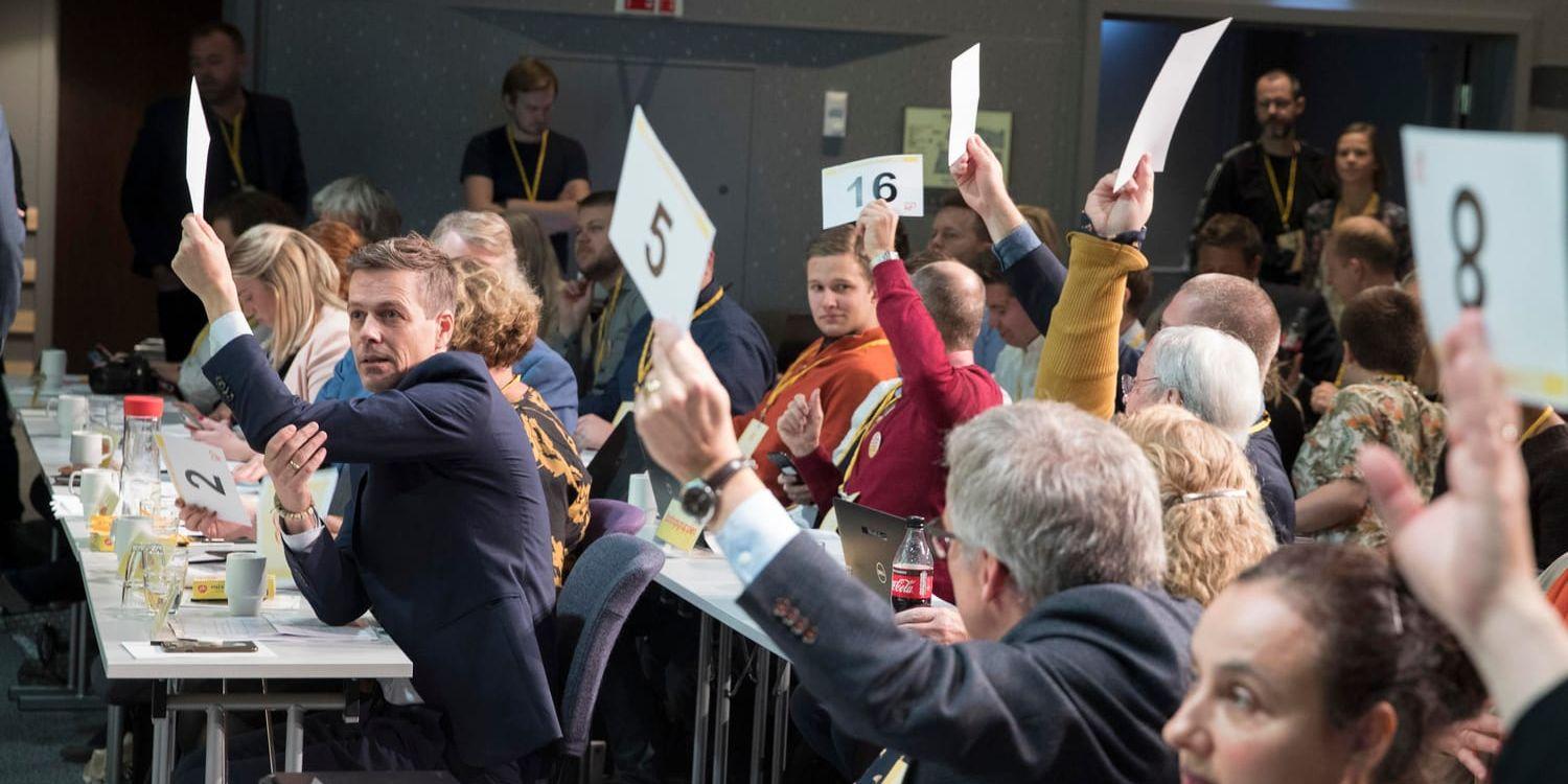Knut Arild Hareide röstar på KRF:s extrainsatta landsmöte på Gardemoen.
