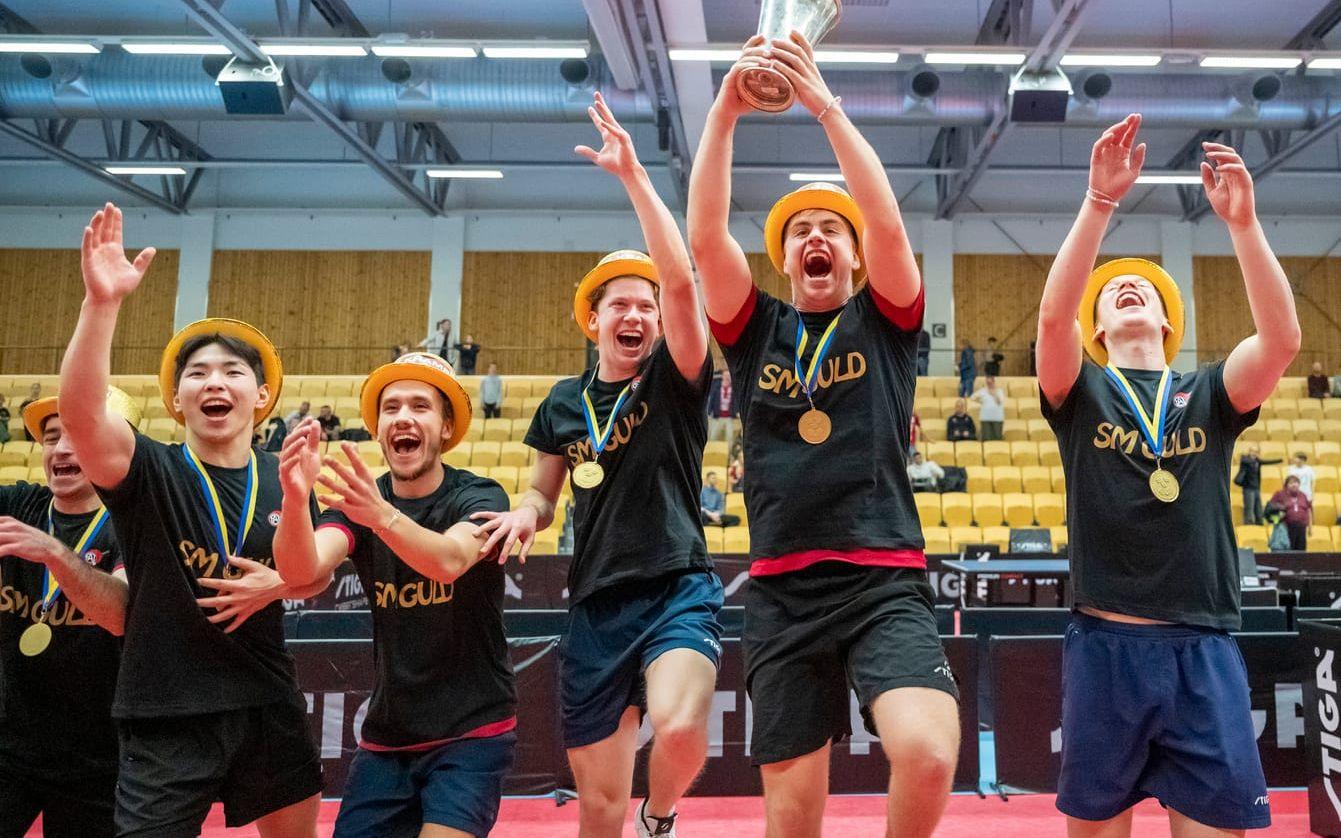 Truls Möregårdh jublar med SM-bucklan uppsträckt i luften.