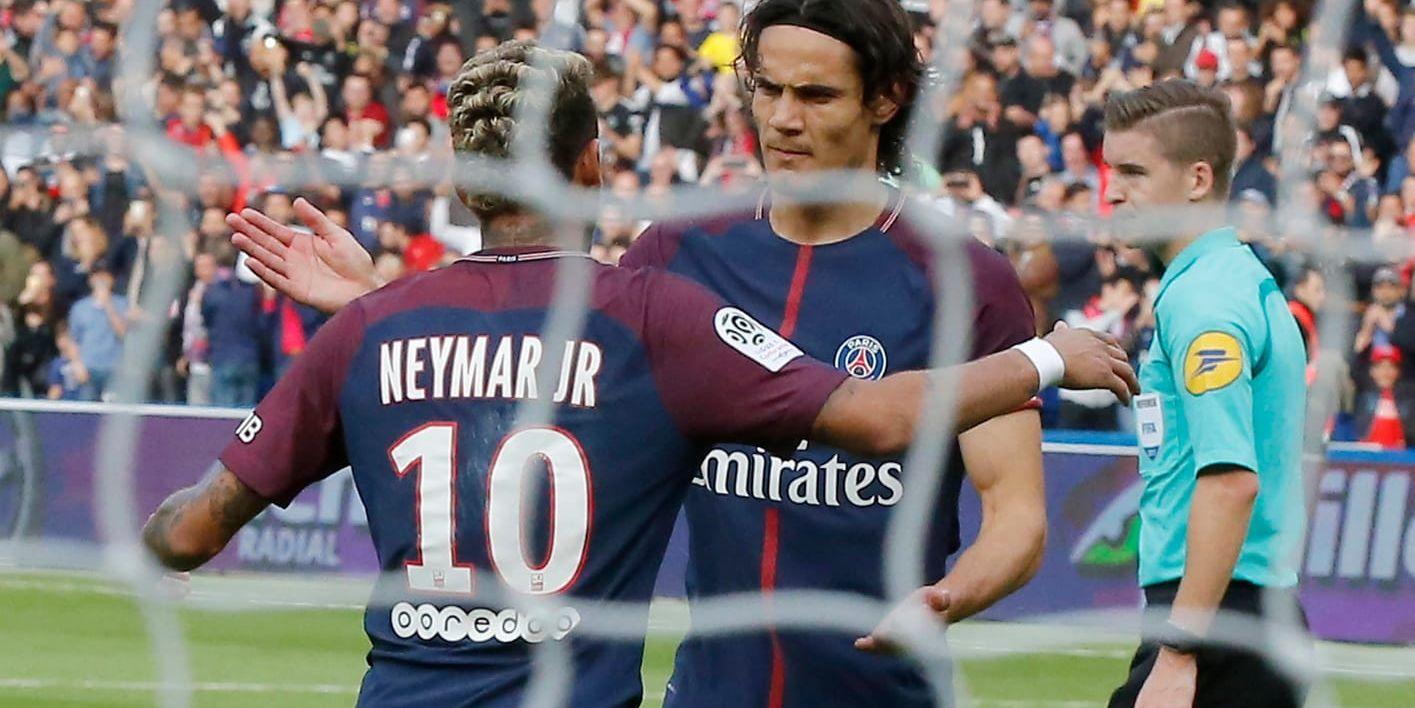Neymar, till vänster, och Edison Cavani firar Neymars straffmål för PSG mot Bordeaux.