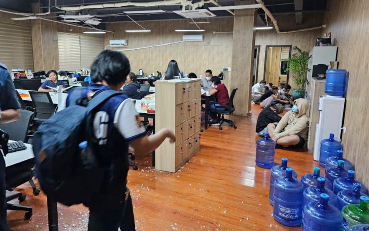 Bilden är tagen vid ett tillslag av en filippinsk polisgrupp mot cyberbrottslighet i somras. Arkivbild.