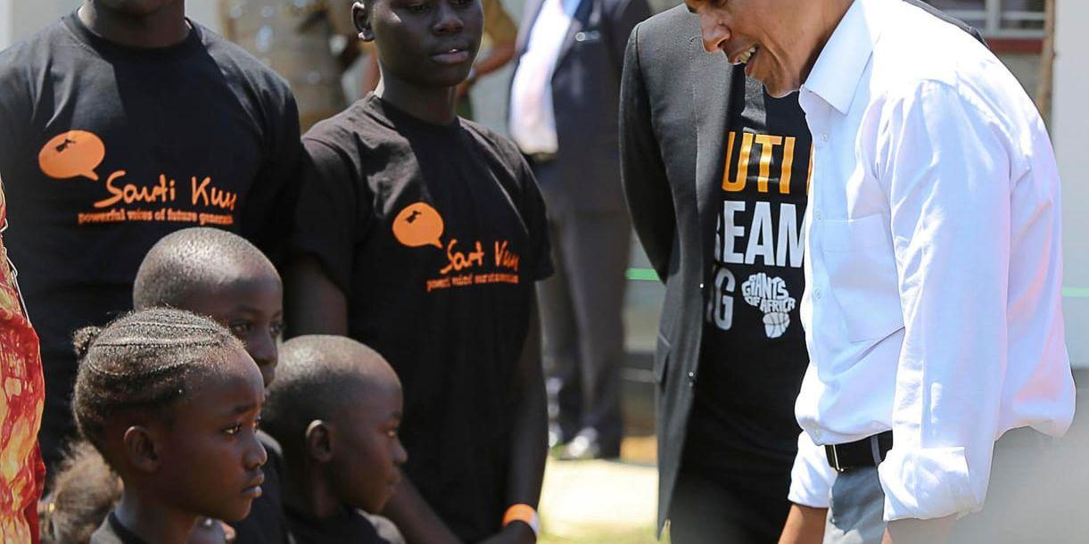 USA:s tidigare president Barack Obama pratar med barn i Kenya där han är för att lansera ett ungdomscenter.
