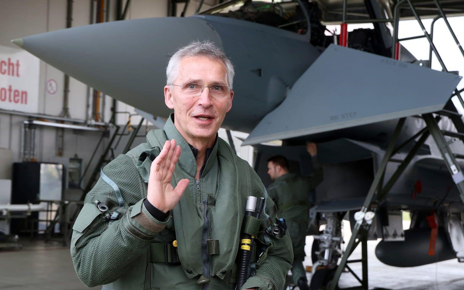 Natos generalsekreterare Jens Stoltenberg på besök på en flygbas i Tyskland.