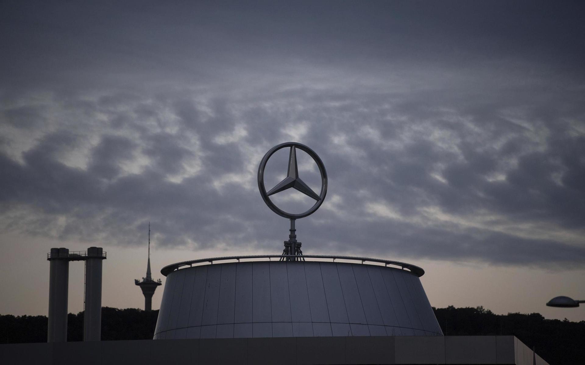 Daimler, som bland annat tillverkar Mercedes-Benz, vars huvudkontor ses här, erbjuder USA att betala över 19 miljarder kronor för dieselskandalen. Arkivbild.