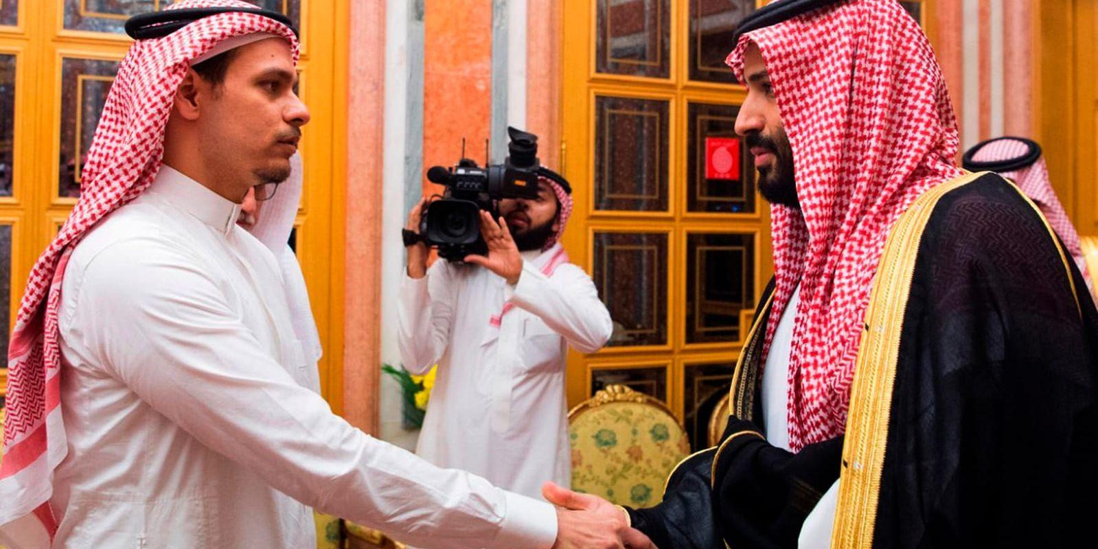 Salah Khashoggi hälsar på Saudiarabiens kronprins Mohammed bin Salman, som har anklagats som ansvarig för Jamal Khashoggis död. Arkivbild.