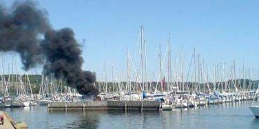Svart rök steg från båtbranden i Björlanda. Röken var strax före lunch synlig över stora delar av Göteborg.