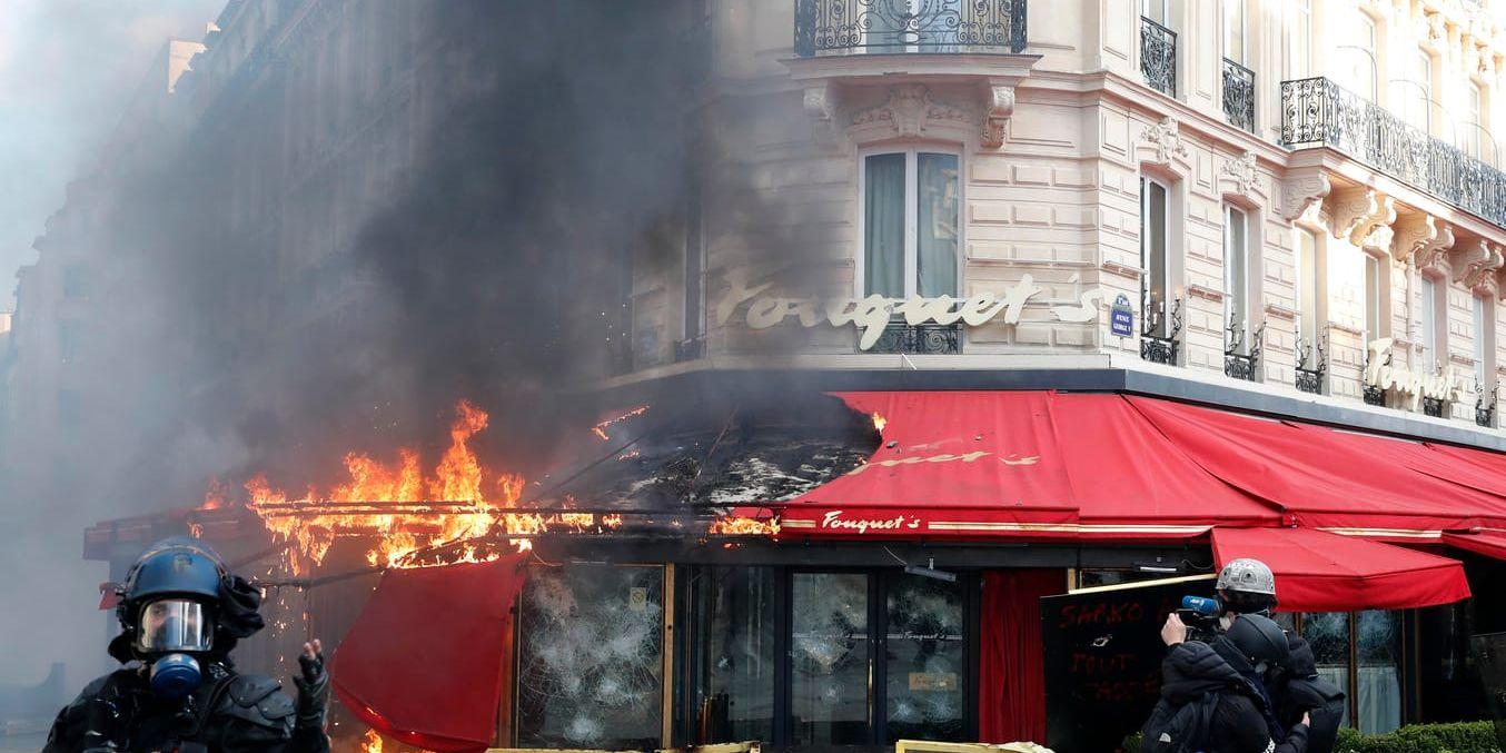 Den kända restaurangen Fouquet's, populär hos bland annat politiker, i lågor under Gula västarna-protesterna i Paris.