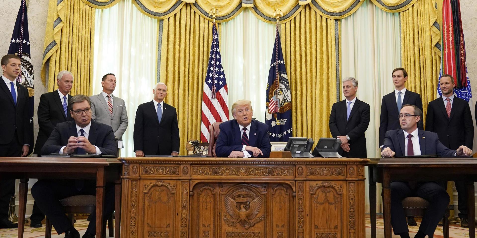 USA:s president Donald Trump (mitten) tillsammans med Serbiens president Aleksandar Vucić (vänster) och Kosovos premiärminister Avdullah Hoti (höger) i presidentens kontor Ovala rummet i Vita huset.
