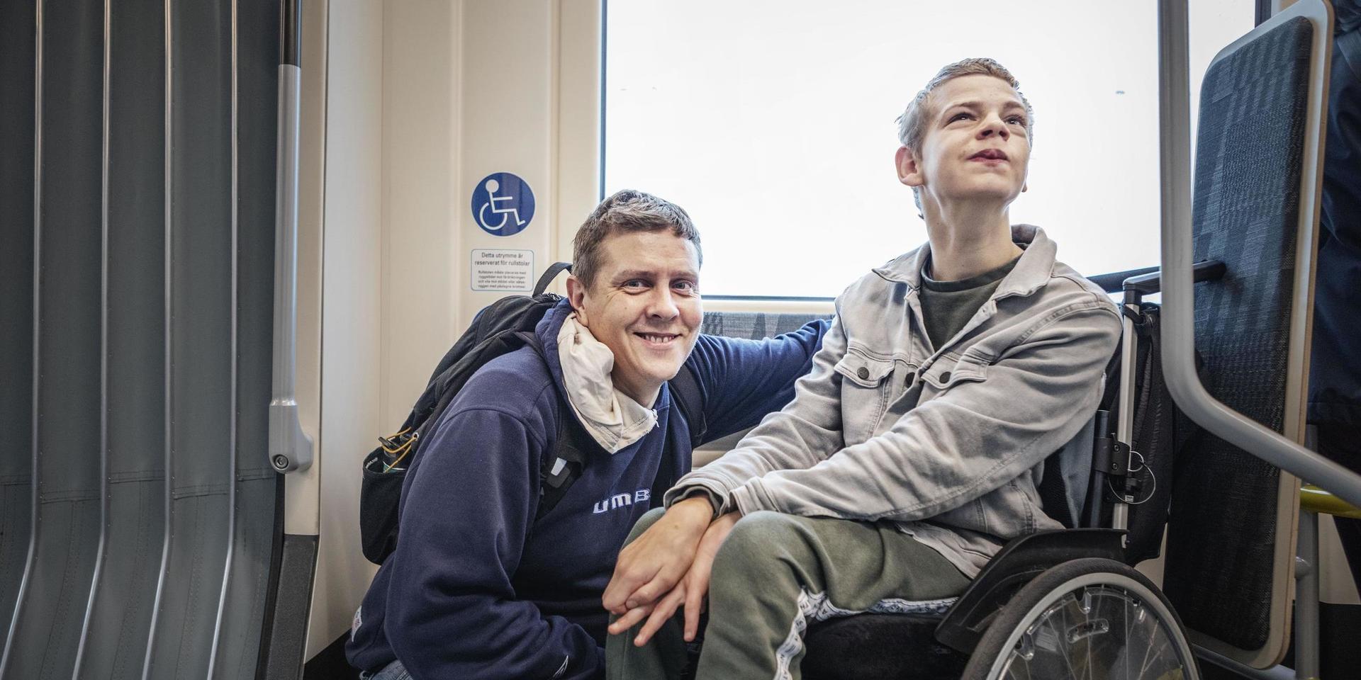 Jon Klarström och sonen Mio W Klarström passade på att testa den nya spårvagnen som ska vara speciellt anpassad för funktionshindrade och de med exempelvis barnvagn. 