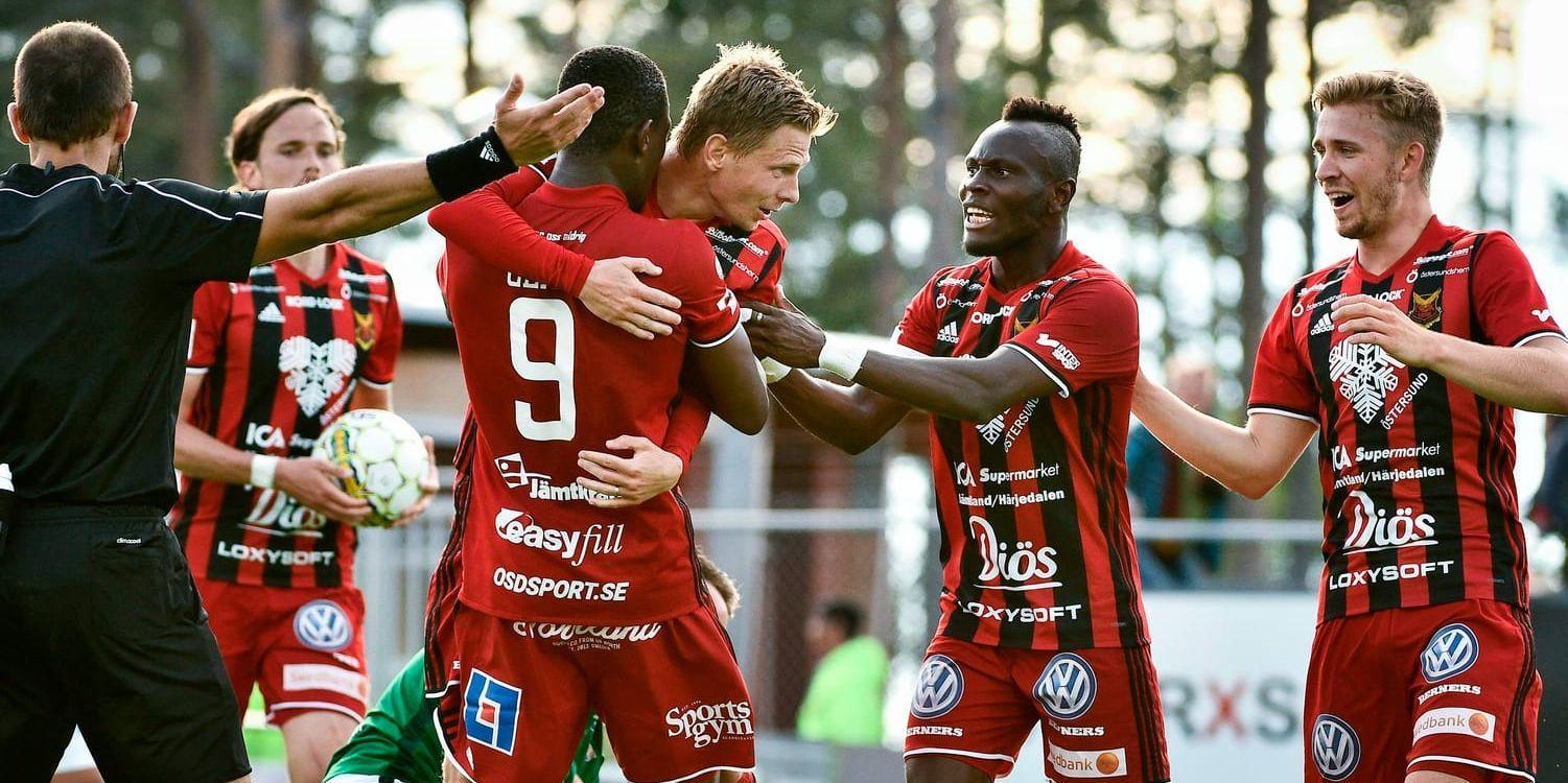 Johan Bertilsson (mitten) kramas om av Aljhaji Gero (9) och Samuel Mensah efter att ha kvitterat till 1–1 i söndagens allsvenska match mellan Östersund och Jönköping Södra.