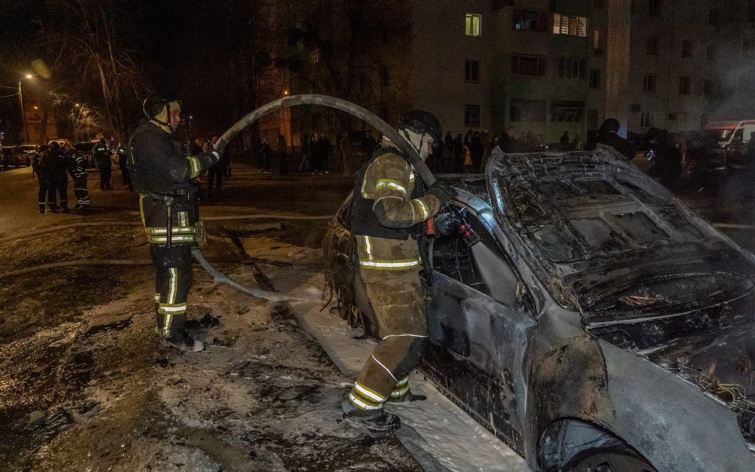 Räddningsarbetare vid ett bostadsområde i Charkiv efter en drönarattack skadat flera personer där sent på måndagskvällen.