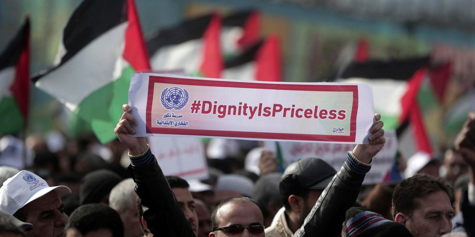 Tusentals anställda på UNRWA protesterar i Gaza mot USA:s nedskärningar i biståndet.