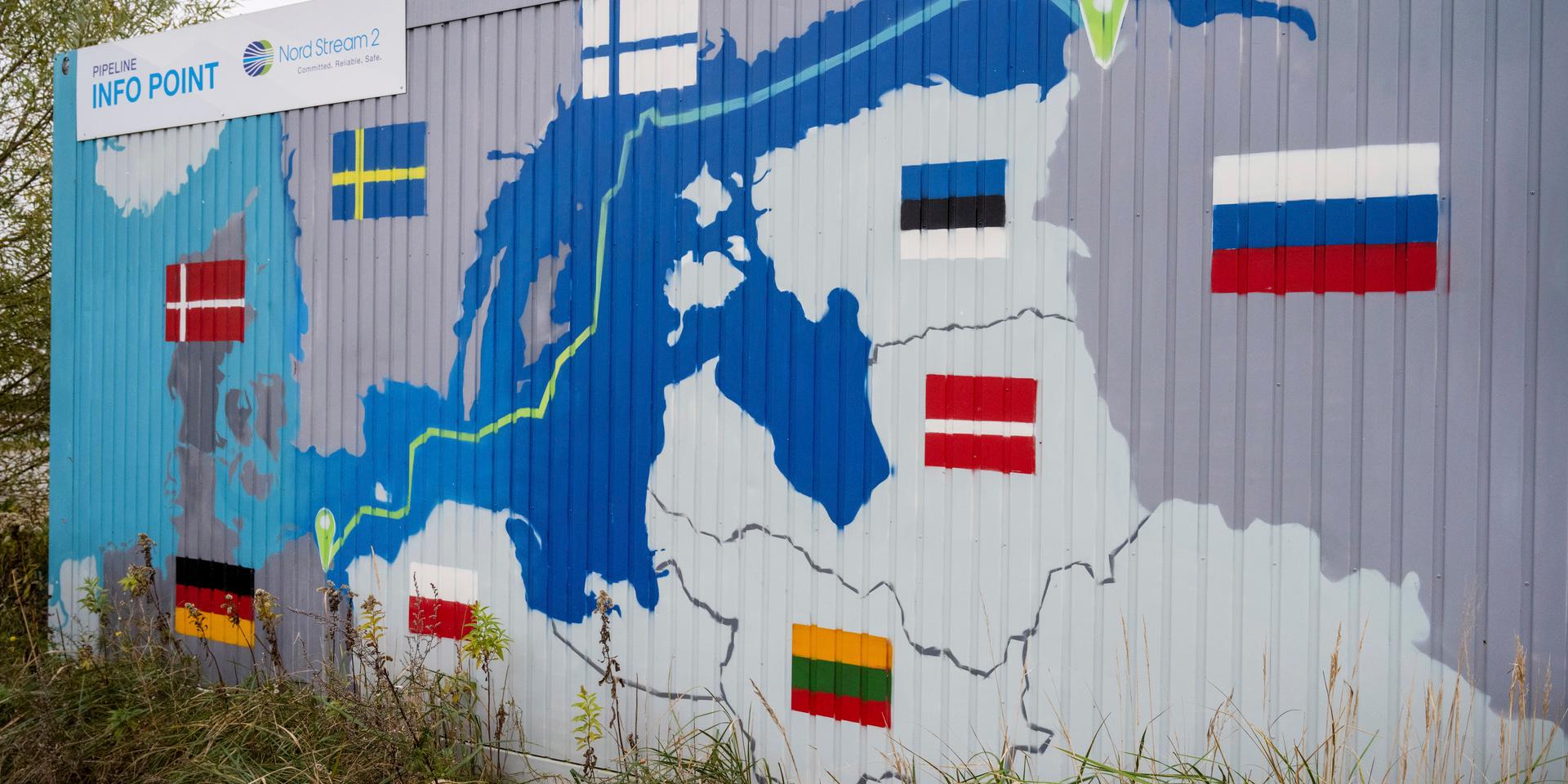 'Förpliktigad. Pålitlig. Säker', står det på en skylt där gasen från Nord Stream 2 är tänkt att tas emot i tyska Lubmin. Arkivbild