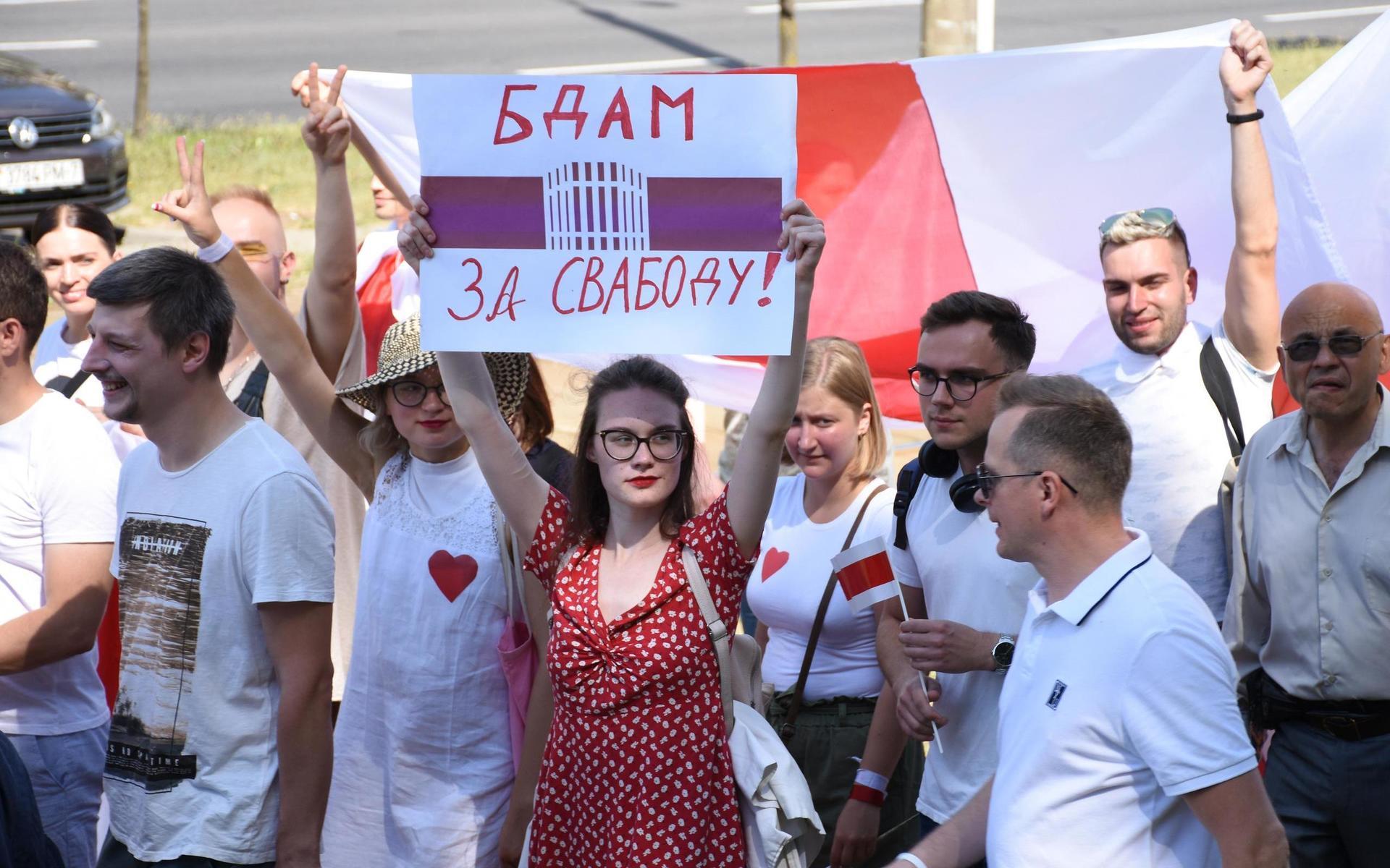 Hjärtat är en av symbolerna för ”kvinnornas revolution” i Belarus. Bild från frihetsmarschen den 16 augusti. 