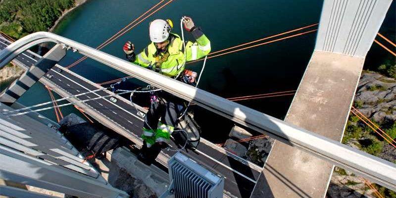 När utrustningen är kontrollerad börjar Calle Martins jobbet med att inspektera pylonerna på Tjörnbron.