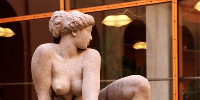Skulpturen ”Sittande flicka” är gjord av Gerhard Henning.