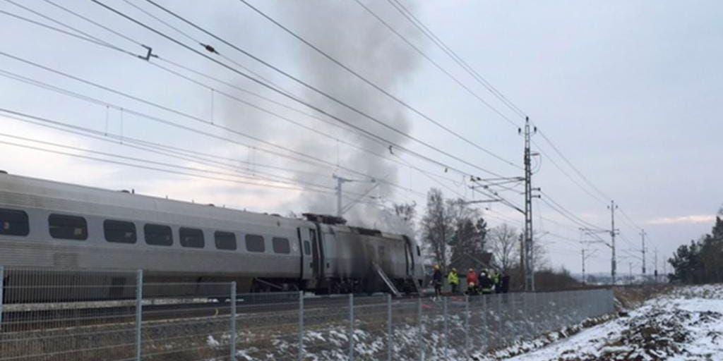 Ett X2000-tåg på väg från Stockholm till Göteborg har fattat eld.