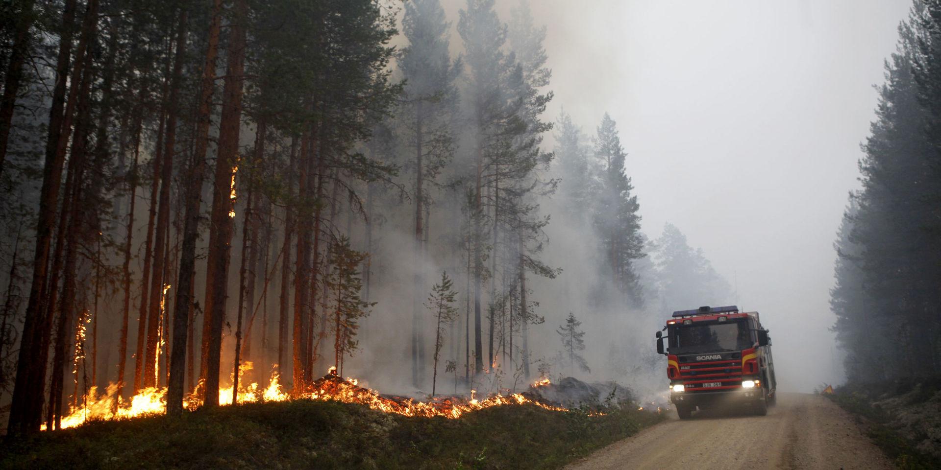 Tusentals deltidsbrandmän saknas i Sverige, enligt brandfacket BRF. Något som innebär att de som jobbar får slita än hårdare, bland annat på de skogsbränder som just nu rasar i Sverige. Här en bild från strax utanför Ljusdal.