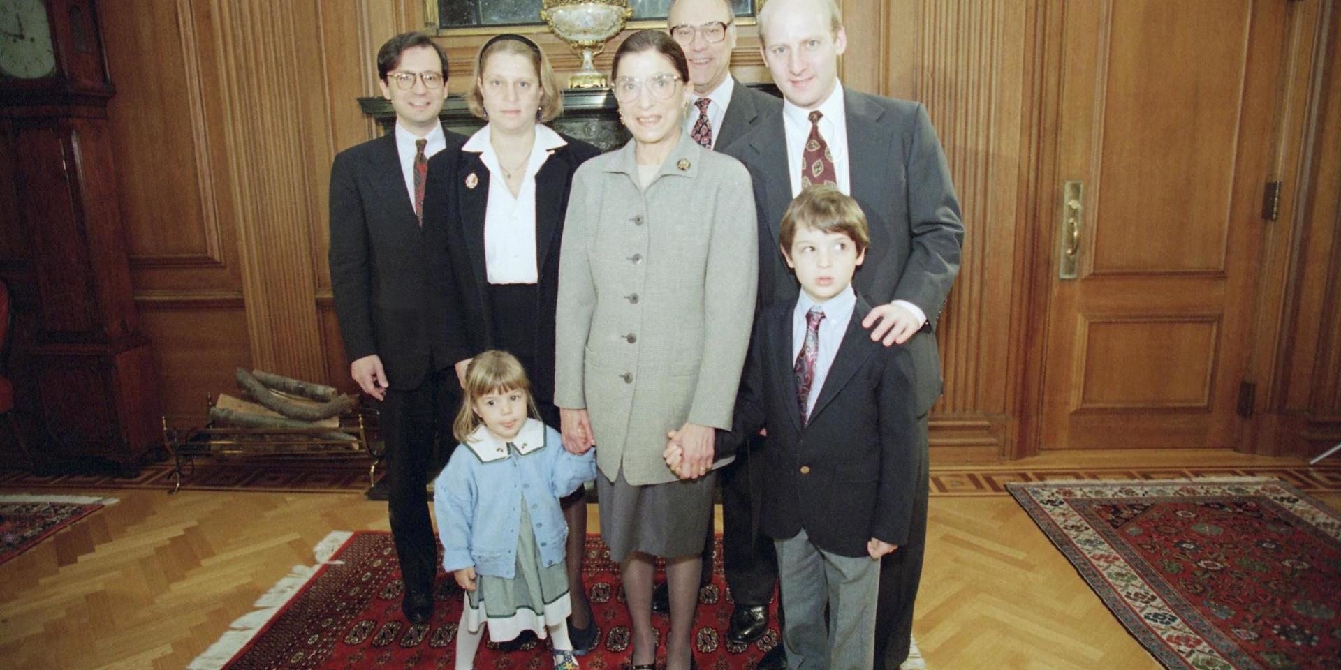 Ruth Bader Ginsburg med sin familj 1993 – svärsonen George Spera, dottern Jane Ginsburg, maken Martin Ginsburg och sonen James Ginsburg. Framför dem står barnbarnen Clara Spera och Paul Spera.