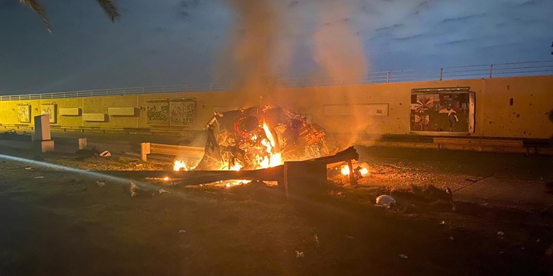 Fotot visar ett brinnande fordon efter fredagens amerikanska drönarattack som dödade en högt uppsatt iransk militär ledare.