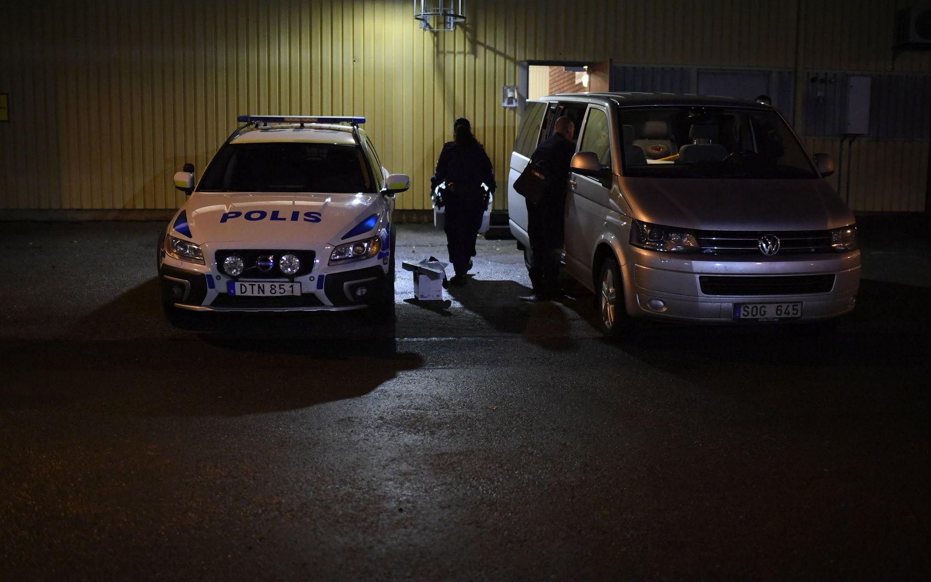Polisen har under tisdagskvällen upprättat en sambandscentral vid brandstationen i Ljungskile.