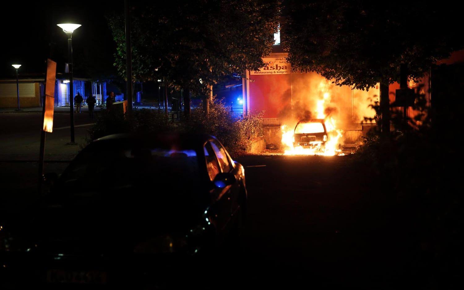 Sent på torsdagskvällen brändes fyra bilar i Bergsjön i Göteborg, en av dem tillhörde Peshawa Najah. Bild: Anders Ylander