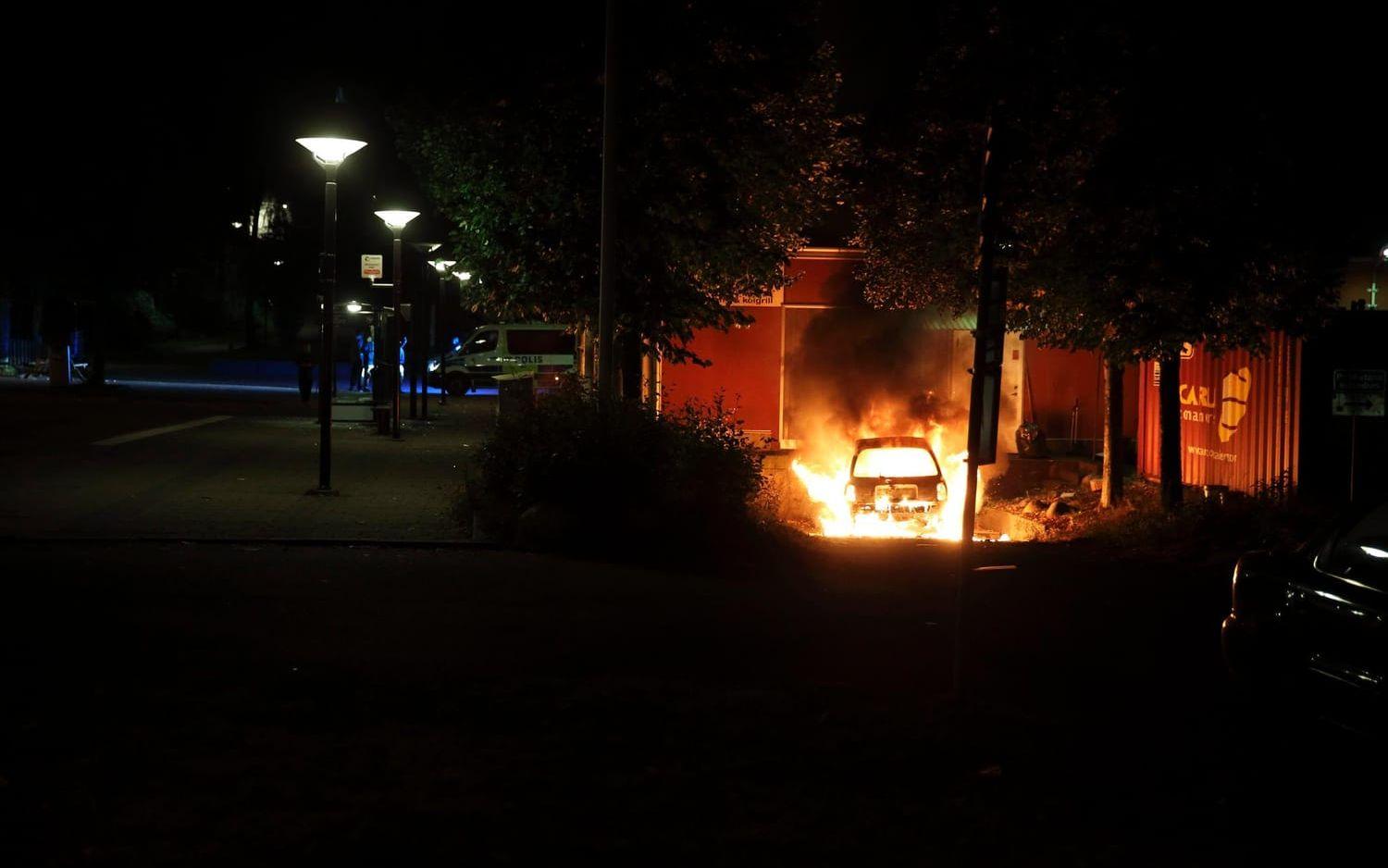 Sent på torsdagskvällen brändes fyra bilar i Bergsjön i Göteborg, en av dem tillhörde Peshawa Najah. Bild: Anders Ylander
