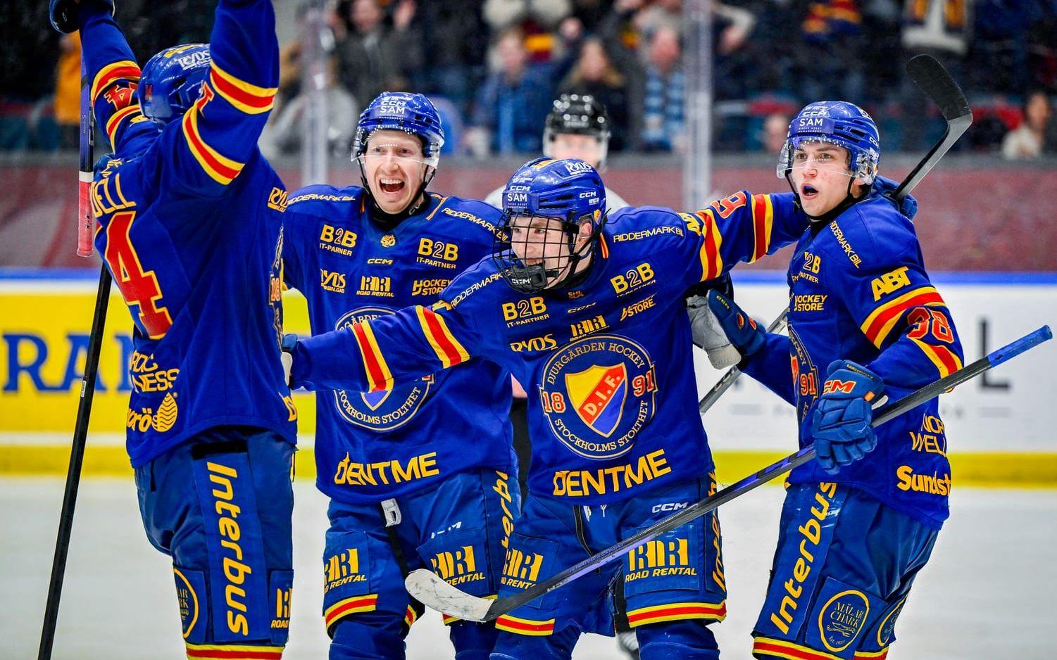 Djurgårdens Anton Frondell, till vänster, jublar med Colby Sissons, Viggo Björck och Victor Eklund efter att ha avgjort den första åttondelsfinalen mot Malmö.