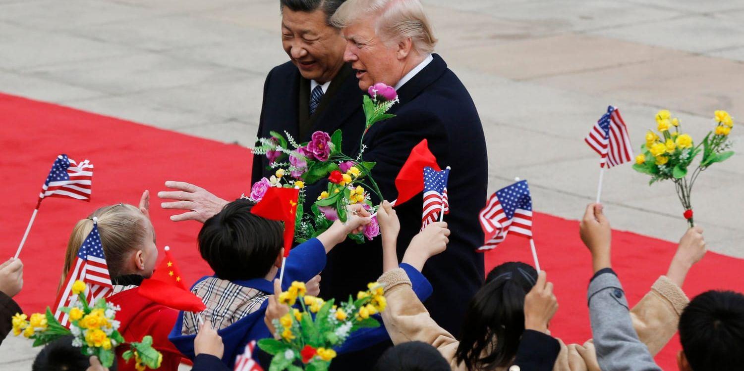 Kinas Xi Jinping och USA:s Donald Trump vid ett möte i Peking 2017. Arkivbild.
