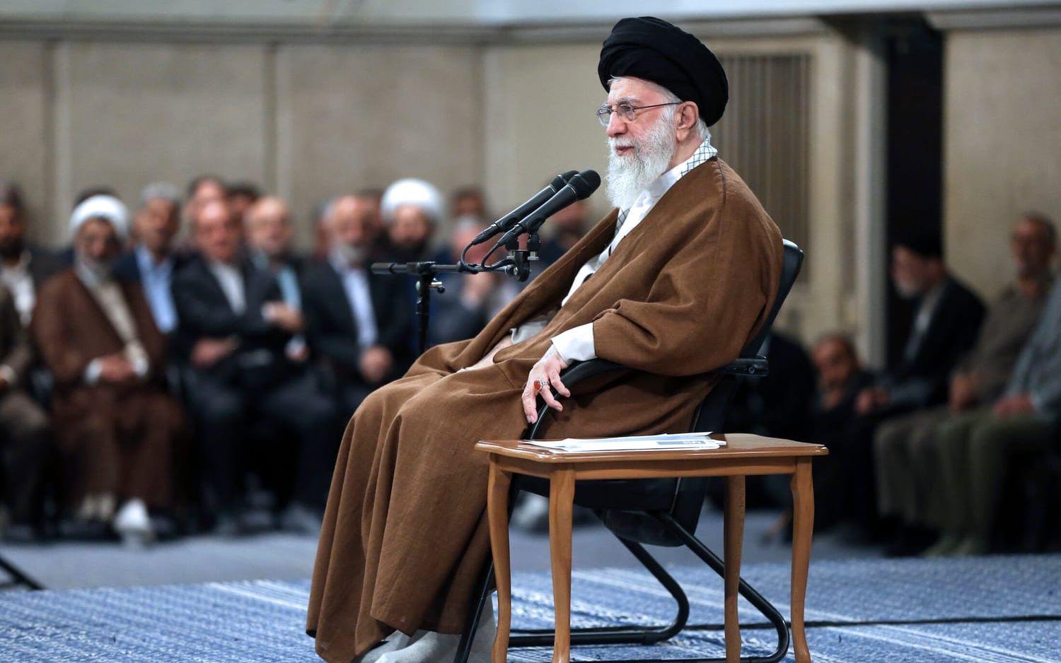 Irans högste ledare Ali Khamenei vid ett framträdande i Teheran 1 maj. Arkivbild.