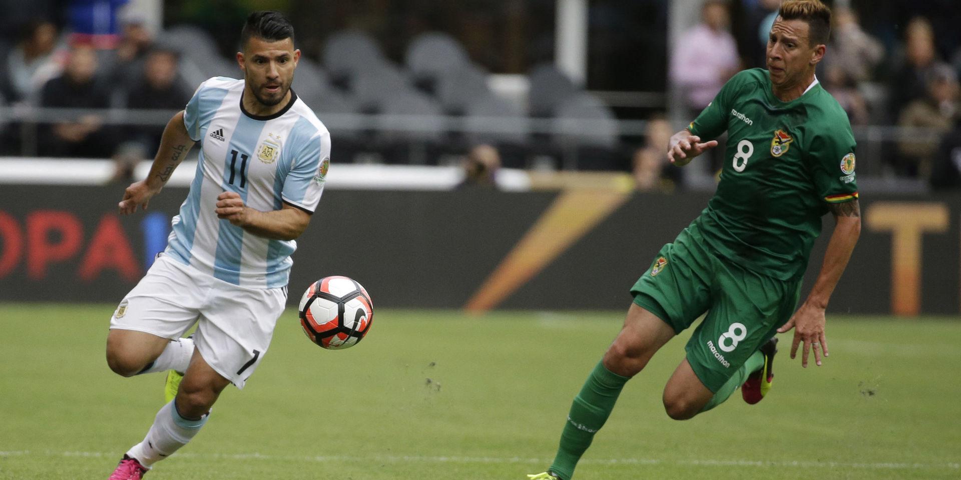 Utsiktens Martin Smedberg-Dalence och Manchester Citys Sergio Aguero i en match mellan Bolivia och Argentina.