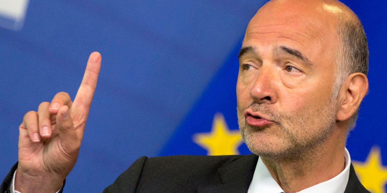 EU:s finanskommissionär Pierre Moscovici höjer ett varningens finger. Arkivbild från 20 augusti.