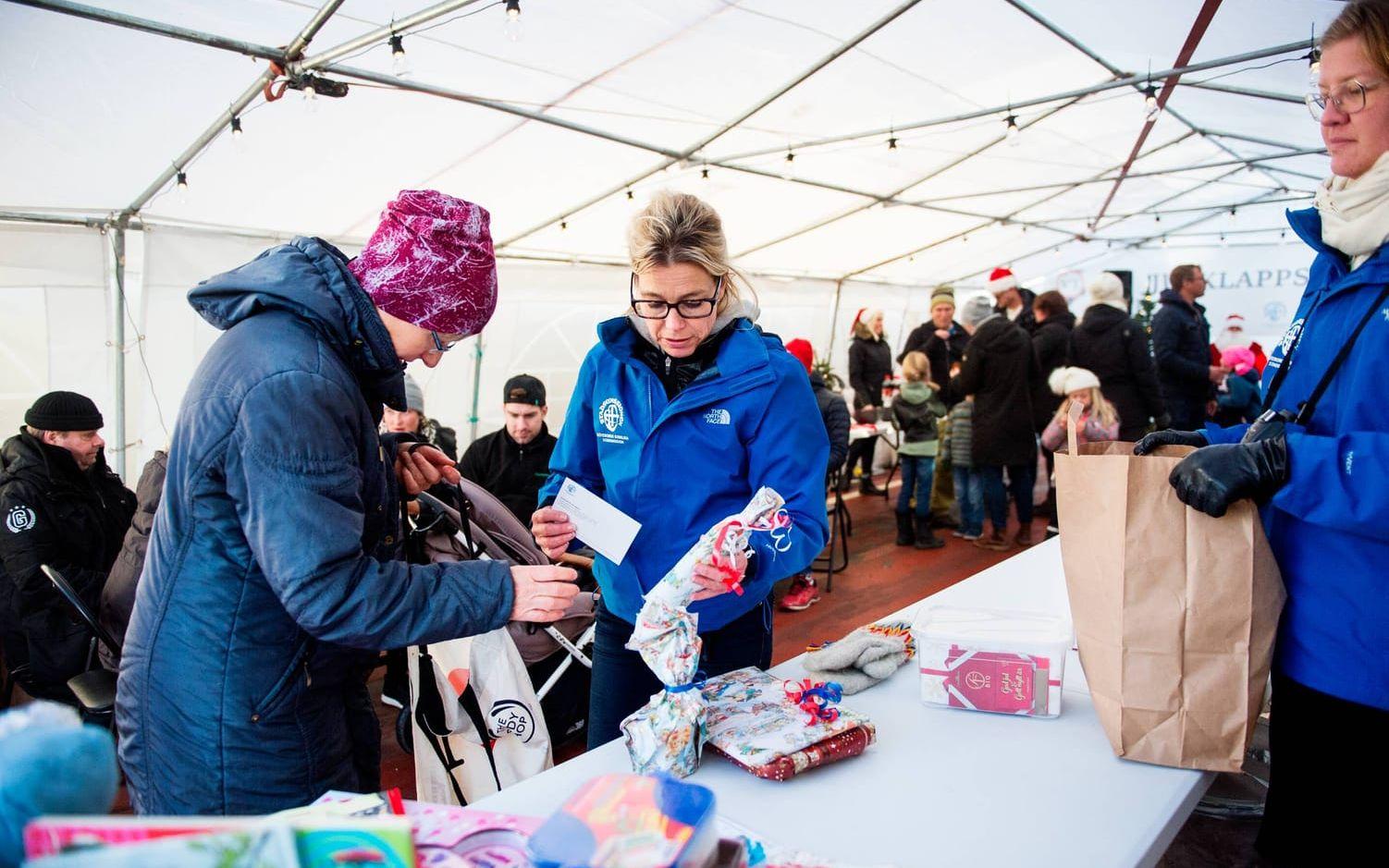Anette Tingets och Sofie Eriksson på Göteborgs stadsmission hade fullt upp med att ta emot gåvor.