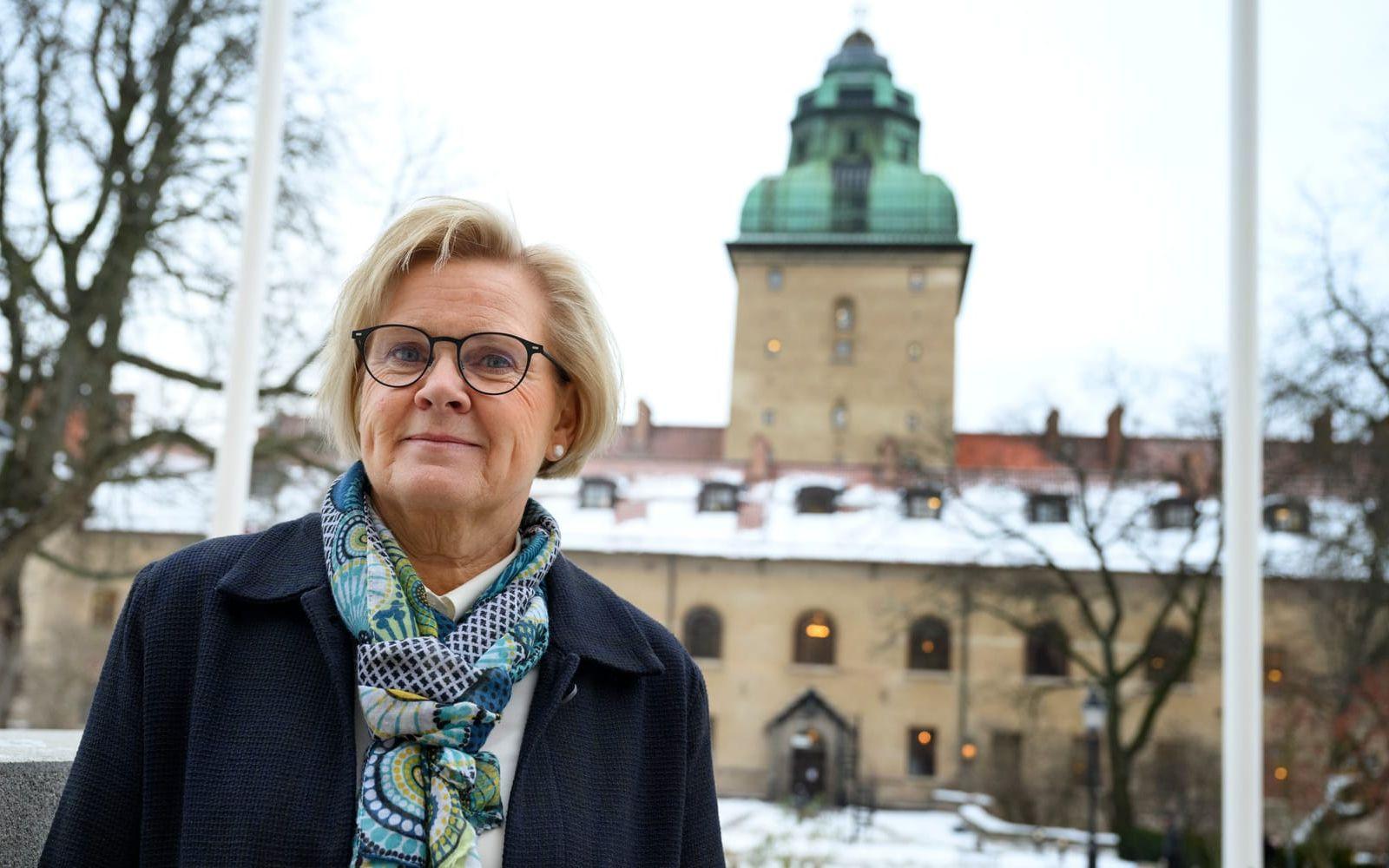 Bekanta kvarter. Rikspolischef Petra Lundh framför polishuset i Stockholm. I bakgrunden Stockholms tingsrätt där hon tjänstgjort både som tingsnotarie och chefsrådman.