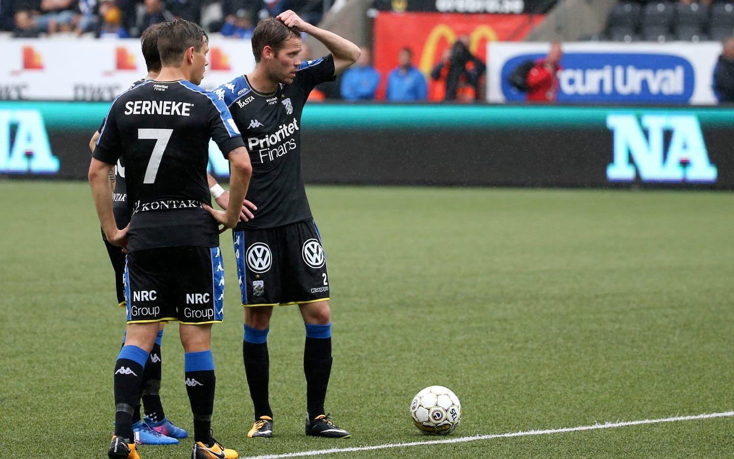 IFK Göteborgs Mads Albaek, Tobias Hysen och Emil Salomonsson deppar under fotbollsmatchen i Allsvenskan mellan Örebro och IFK Göteborg. Bildbyrån.