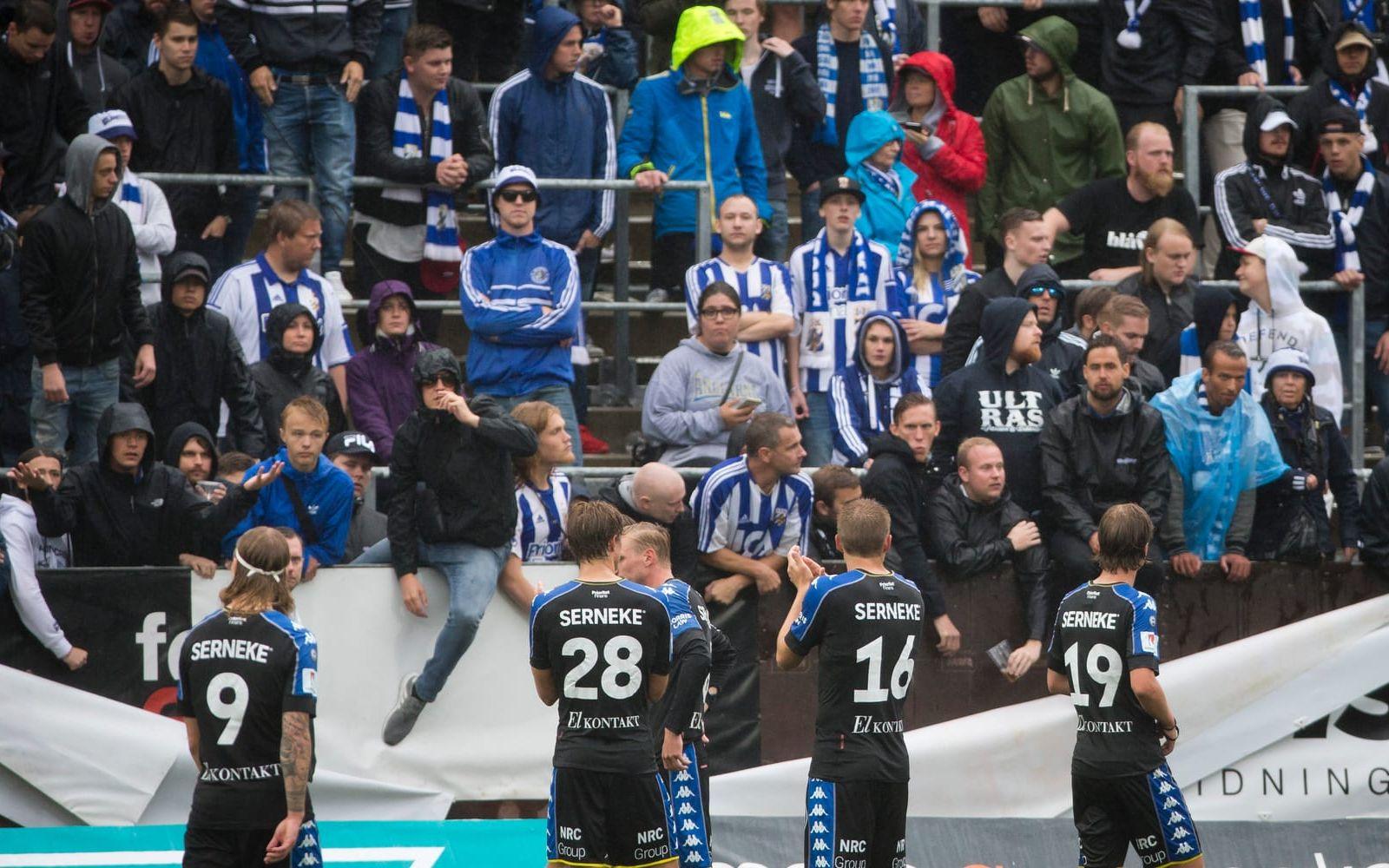 Flera av spelarna tog sig ett snack med fansen efter förlusten mot Örebro. Bild: Bildbyrån