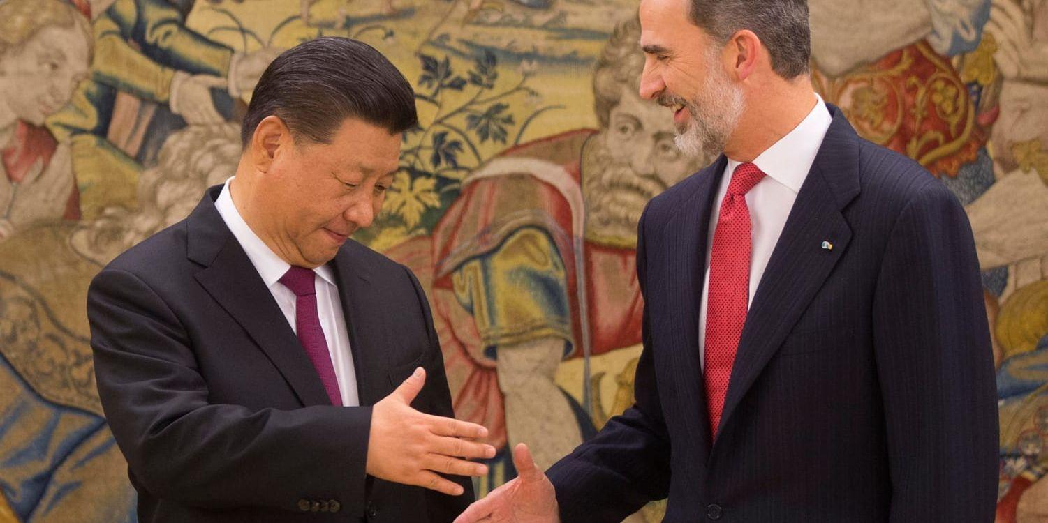 Kinas president Xi Jinping hälsar på Spaniens kung Felipe VI.