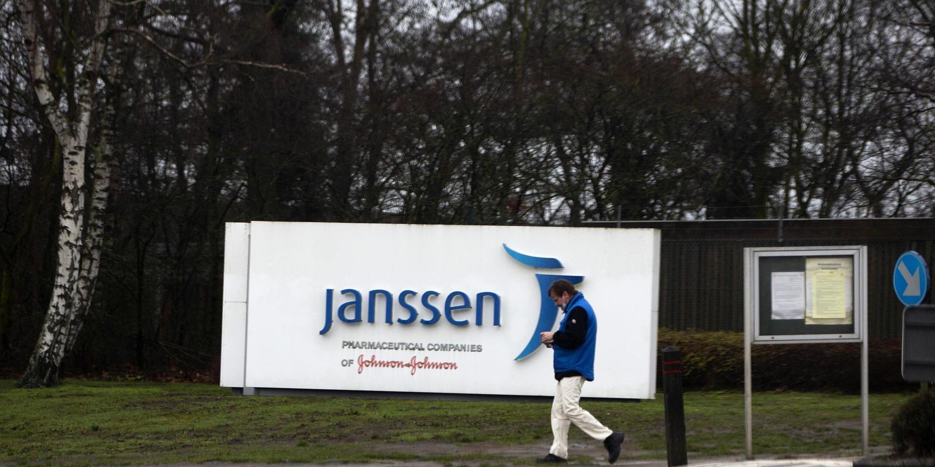 Vaccinet från Janssen tillverkas i Belgien och var på väg till Sverige. Efter att möjliga biverkningar upptäckts i USA pausades leveranserna på tisdagen.