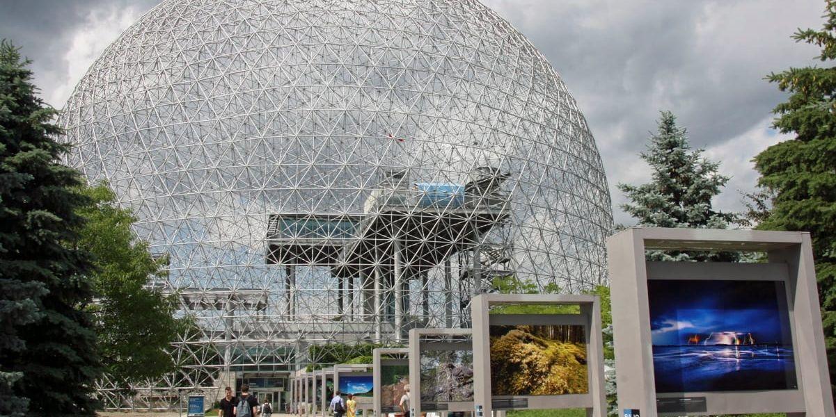 I det jättelika garnnystanet med namnet Biosphére, visas utställningar om klimat, med fokus på vatten.