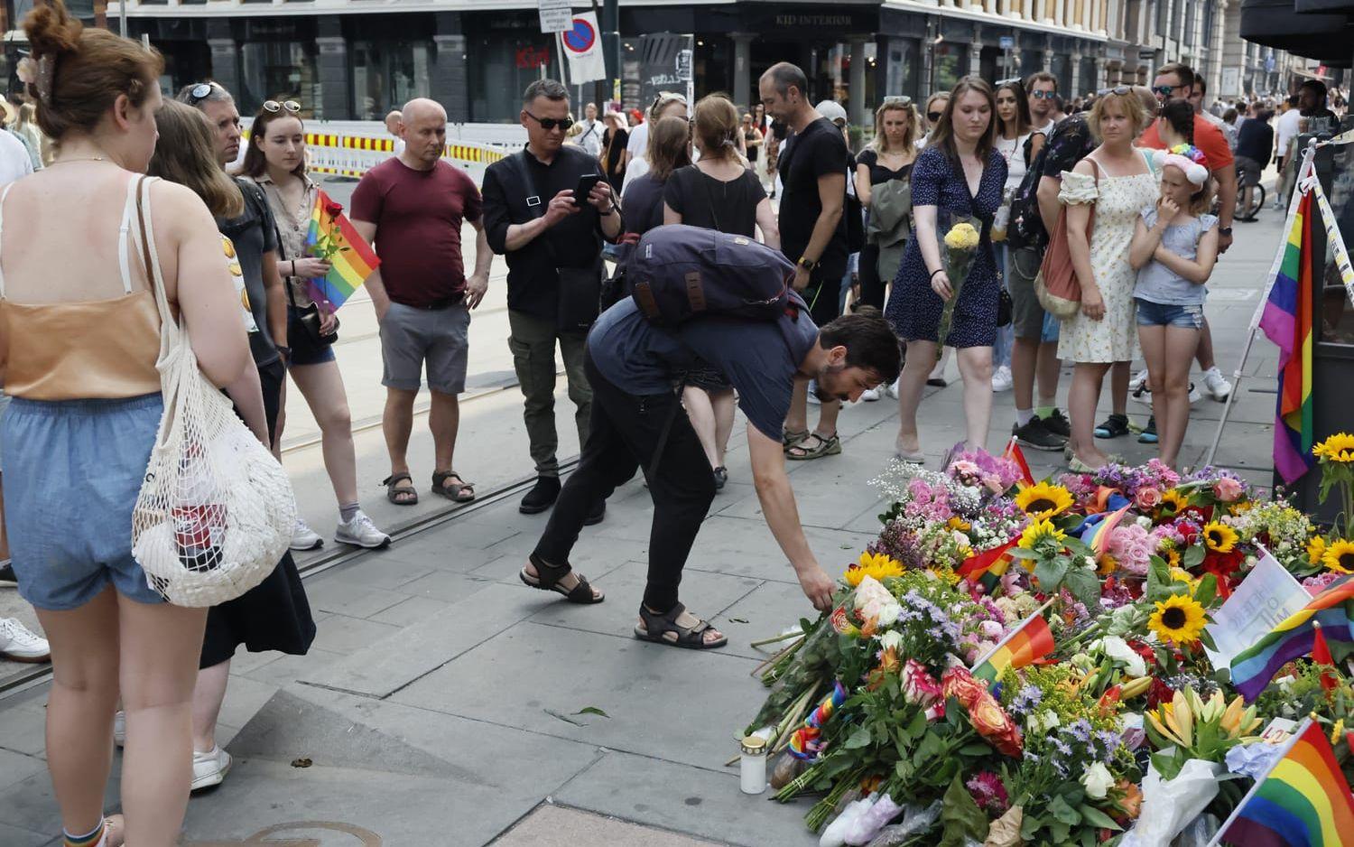 Sorg i Oslo efter masskjutningen där två män dog och 21 skadades. Under lördagseftermiddagen vårdades 11 fortfarande på sjukhus för sina skador.