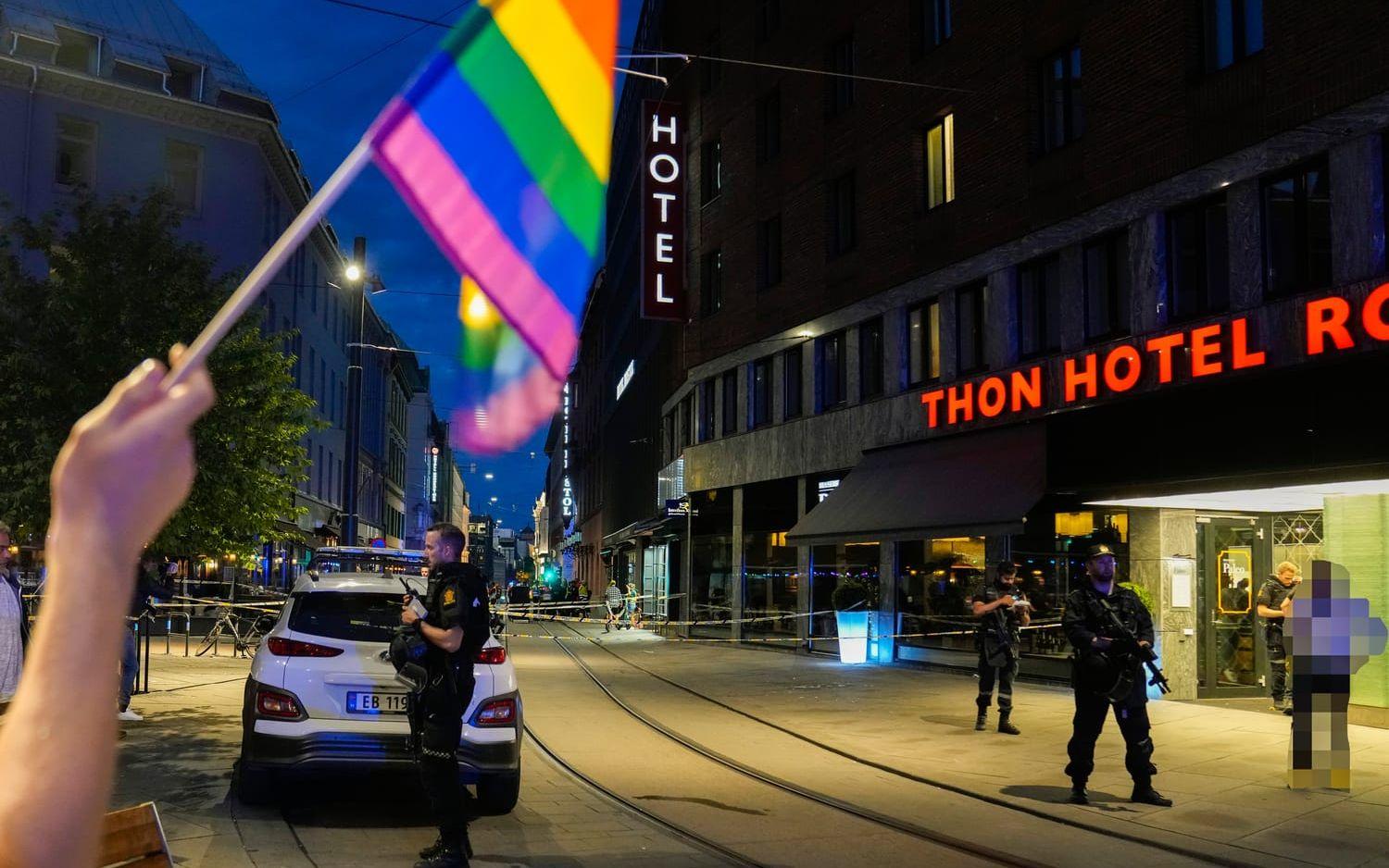 Under lördagen ska även Oslos prideparad hållas och polisen är i kontakt med arrangören. 