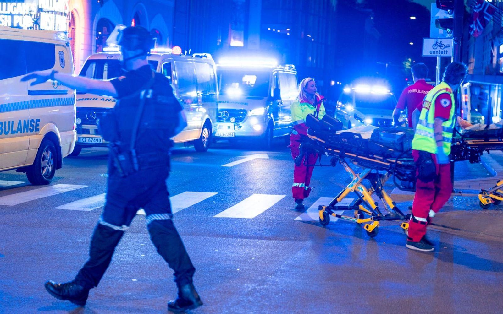 Polis och ambulanspersonal på plats strax efter larmet om skottlossning i centrala Oslo. 