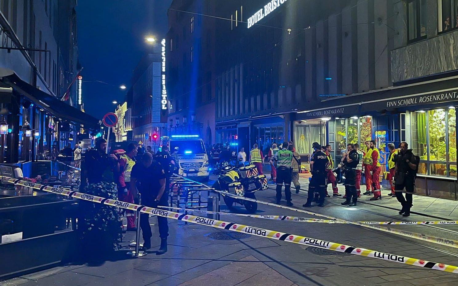 Två personer har dödats och 19 personer har skadats i en skjutning utanför en bar i Oslo. 