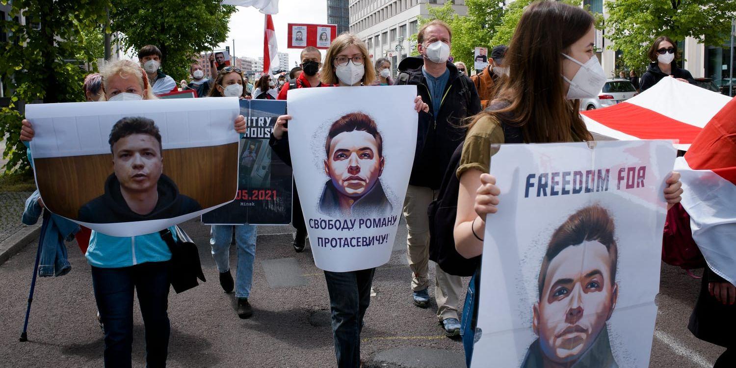 Demonstranter i Berlin höll upp bilder av Roman Protasevitj, ett par veckor efter att han tvingades till och greps i Belarus i maj 2021. Arkivbild.
