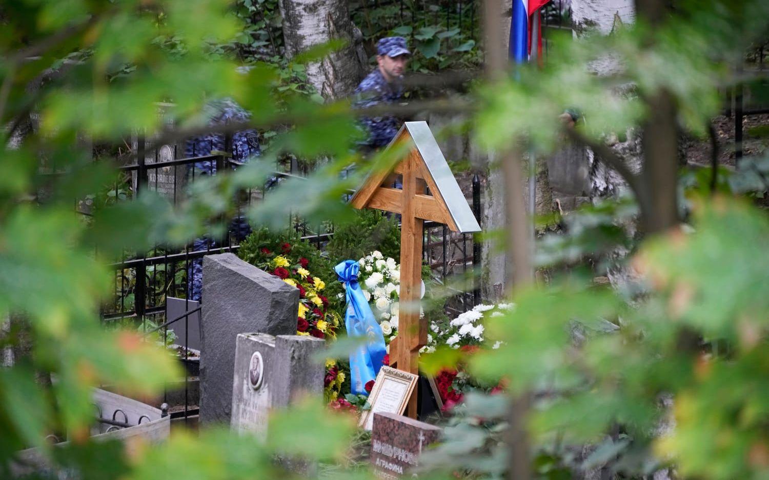 Blommor vid det som sägs vara Jevgenij Prigozjins grav på kyrkogården i S:t Petersburg