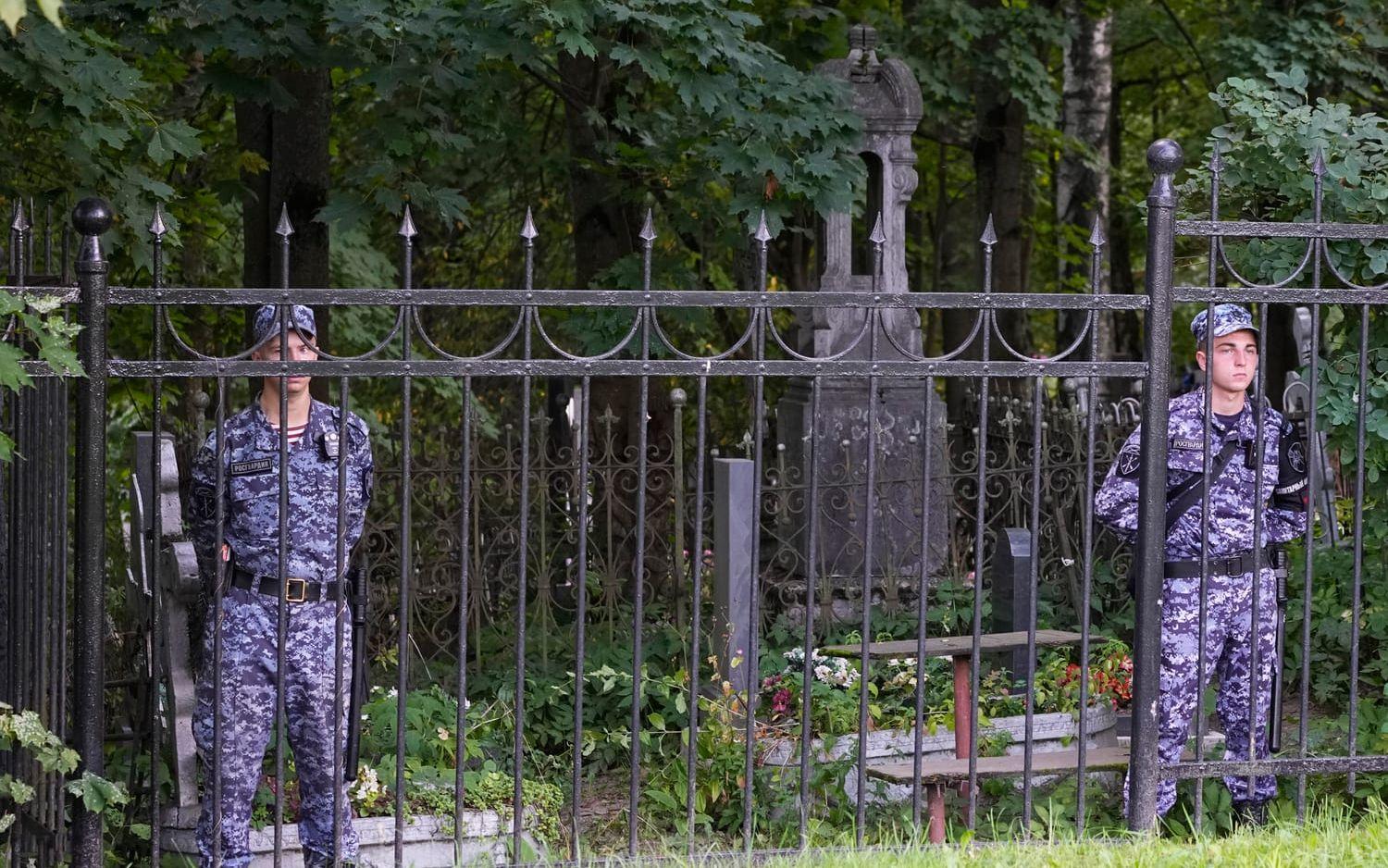 Medlemmar av nationalgardet i Ryssland bevakar kyrkogården Porochovskoje i där Jevgenij Prigozjin ska ha begravts.